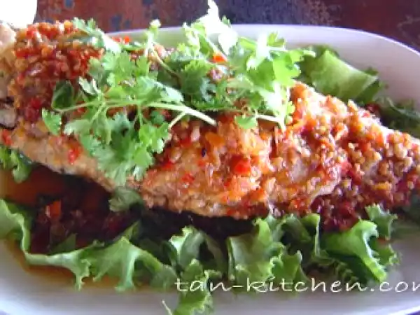 Recipe Fried fish with tamarind sauce (pla rad prik)