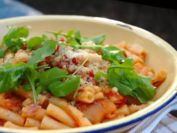 Recipe Pasta with roasted garlic and tomato sauce