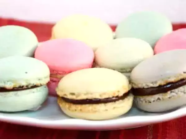 Recipe Macarons with earl grey chocolate ganache