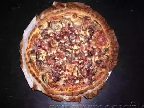 Recipe Quiche with bacon, mushrooms, red onions, cream + a mixed salad