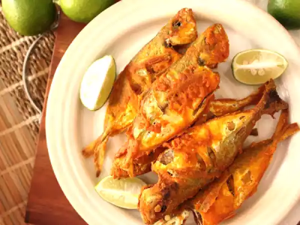 Recipe Crispy fried fish with sambal and a green mango salad