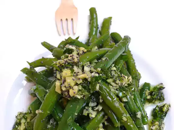 Recipe Green beans with a garlic, ginger, lime, parsley dressing and poppy seeds