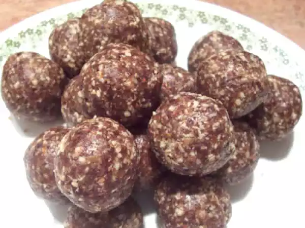 Recipe Carob-oatmeal raisin balls