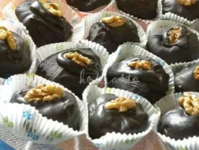 Healthy karyokes (walnuts and chocolate dessert)