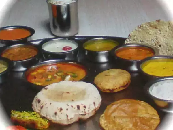 Recipe Aloo parwal ki subzi & batter fried banana chips