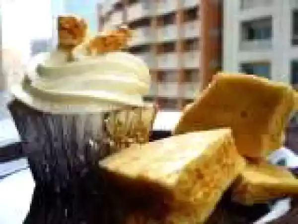 Recipe Pinoy Cupcake: Mango Filled Vanilla Bean Cupcakes Frosted with Cream Cheese and Caramel Crunch