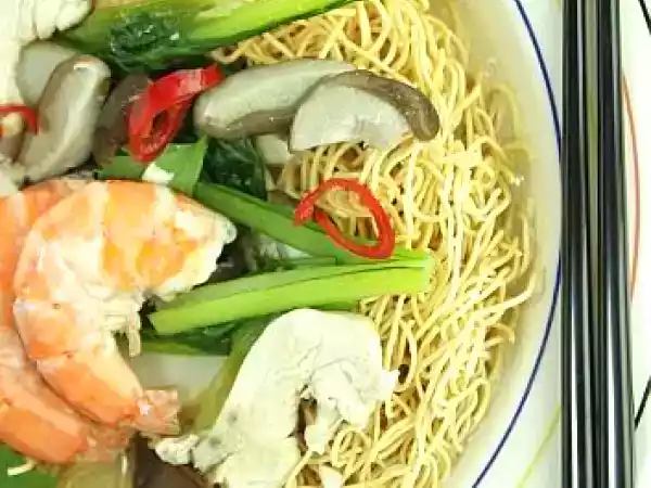 Recipe Sang har mien (prawns with crispy egg noodles)