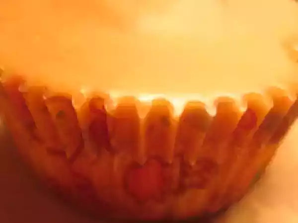 Recipe Ice: lappish cloudberries and cranberry cupcake with a caramel glaze