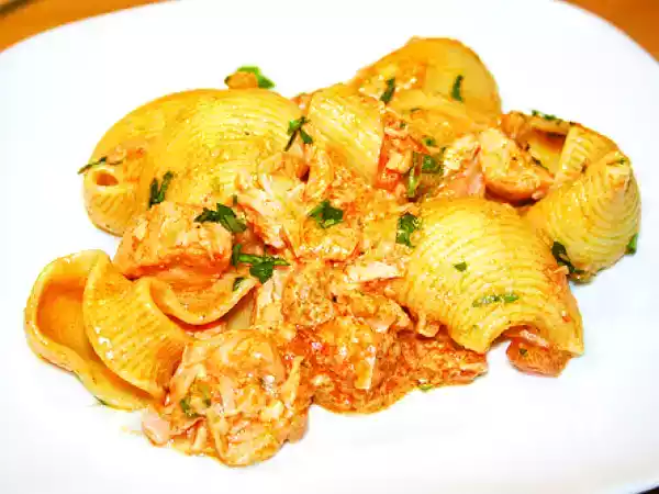 Recipe Pasta with fresh salmon and lumaconi