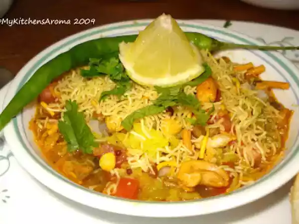 Recipe everyday cooking - misal pav (mixed sprouts curry and bread)