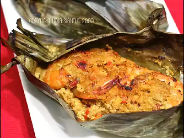 Recipe Pepes udang-tahu (grilled steamed seasoned shrimp and tofu)