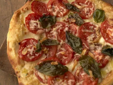 Recipe Pizza with fresh tomatoes and basil