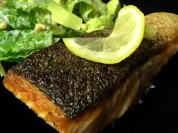 Recipe Crisp salmon with citrus avocado salad