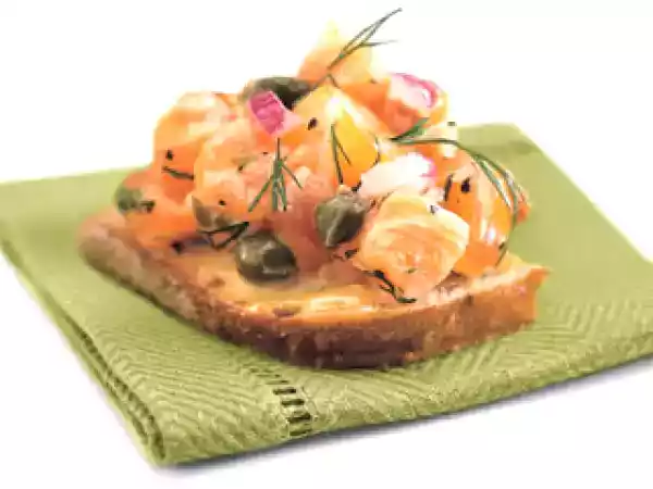 Recipe Dilled salmon tartare on whole grain bread