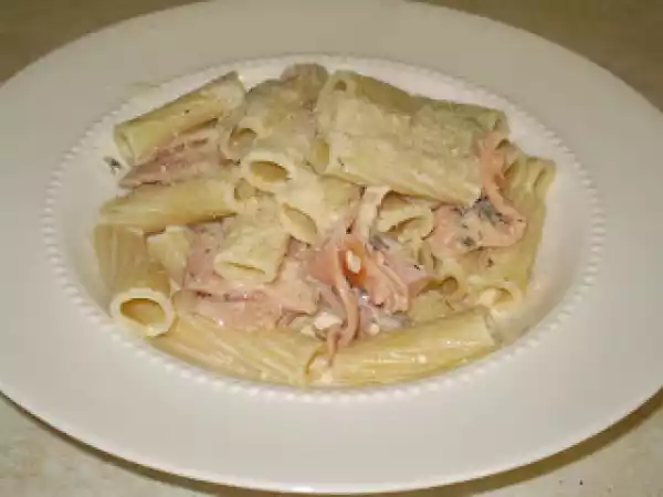 Recipe Pasta with smoked salmon in cream sauce