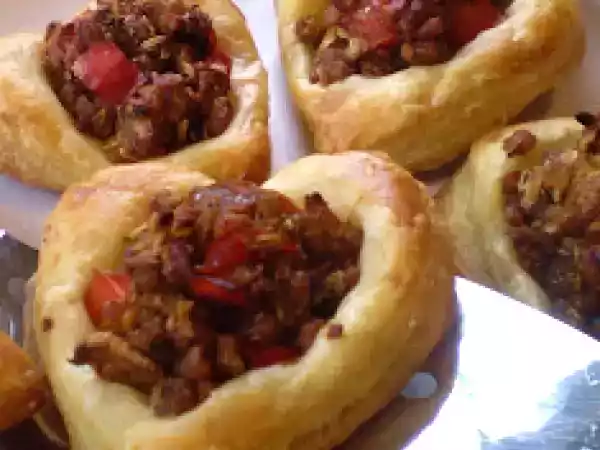 Recipe Vegan sausage and red pepper puff pastry heart tarts