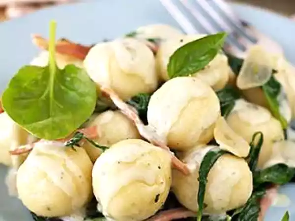Recipe Ricotta gnocchi with spinach, prosciutto and blue cheese