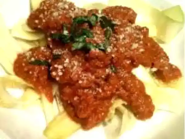 Recipe Zucchini raw pasta with tomato and red bell pepper sauce