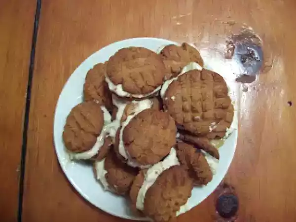 Recipe 3 ingredient peanut butter sandwich cookies with banana cream filling!