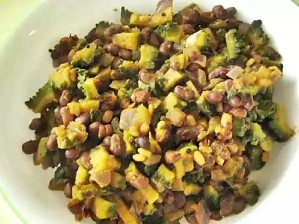 Recipe Pavakkai thatta payaru poriyal / bittergourd azuki beans poriyal