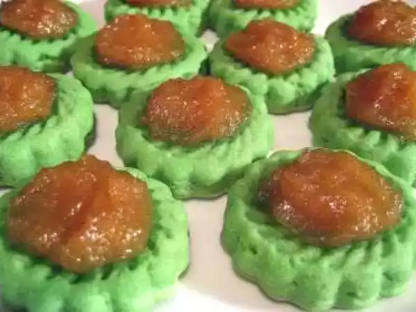 Recipe Eggless pandan shortbread cookies with pineapple jam