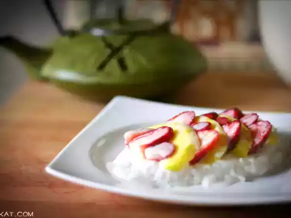 Recipe Coconut sticky rice with mango & strawberries