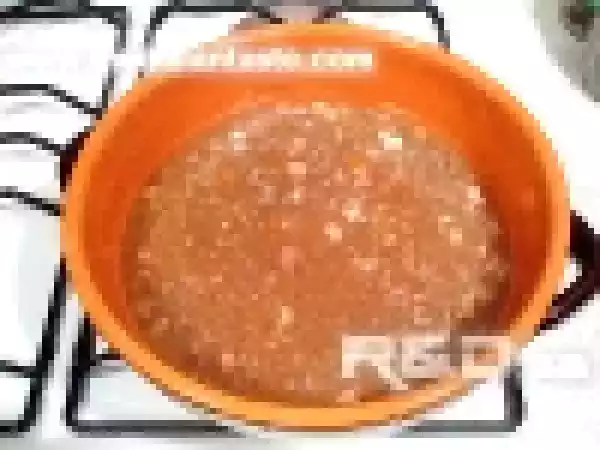 Recipe The art of italian cooking: making meat-and-tomato sauce for bolognese lasagna