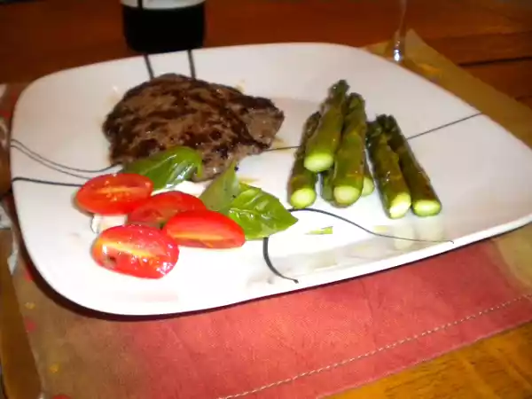 Recipe Gluten free beef burgers with asparagus and caprese salad