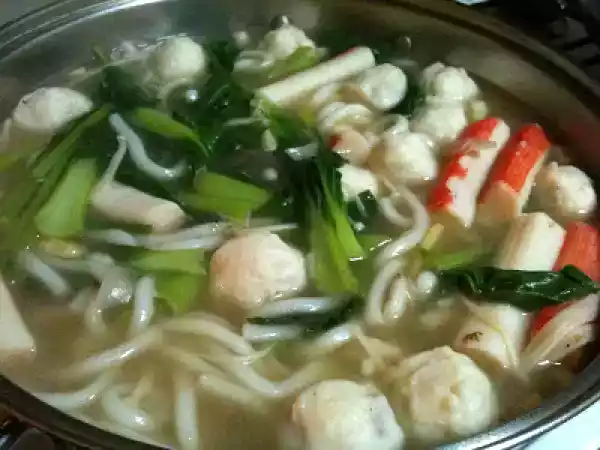 Recipe Seafood noodle hot pot (steamboat)