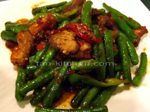 Recipe Stir fried crispy pork with red curry paste