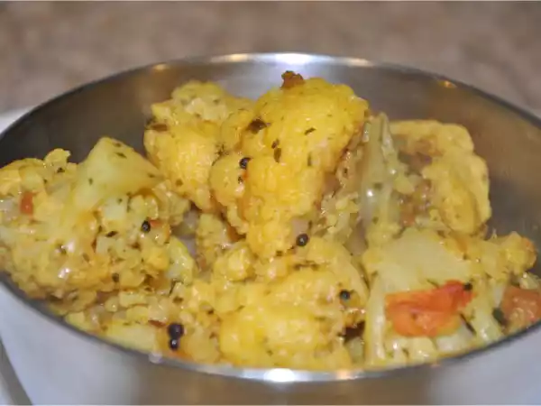 Recipe Phool gobhi aur kasoori methi ki sabzi (cauliflower curry with dry fenugreek leaves)