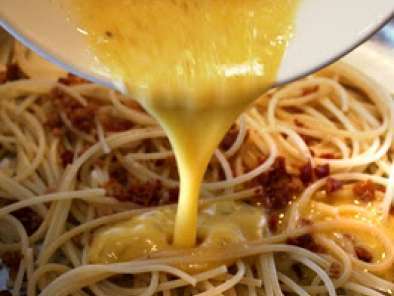 Recipe Spaghetti alla carbonara with bacon bits - video