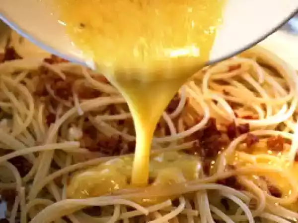 Recipe Spaghetti alla carbonara with bacon bits - video