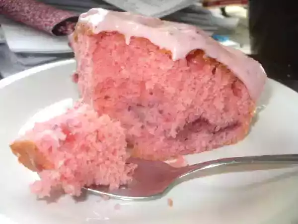 Recipe Strawberry cake with strawberry cream cheese frosting