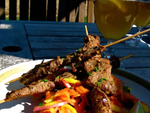 Recipe Beef satay with mango mint salad