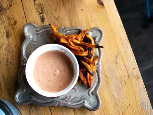 Recipe Sweet potato fries and a spicy tomato-garlic aioli