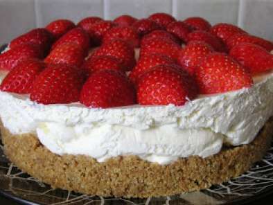 Recipe No-bake vanilla and strawberry cheesecake