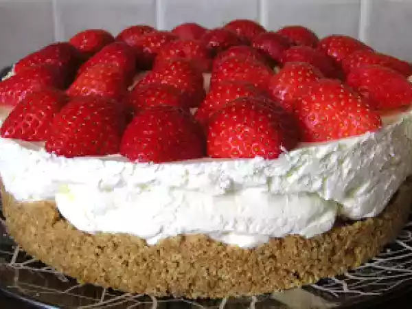 Recipe No-bake vanilla and strawberry cheesecake