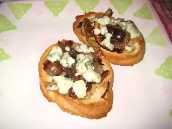 Recipe Roasted garlic, caramelized onions and gorgonzola crostini