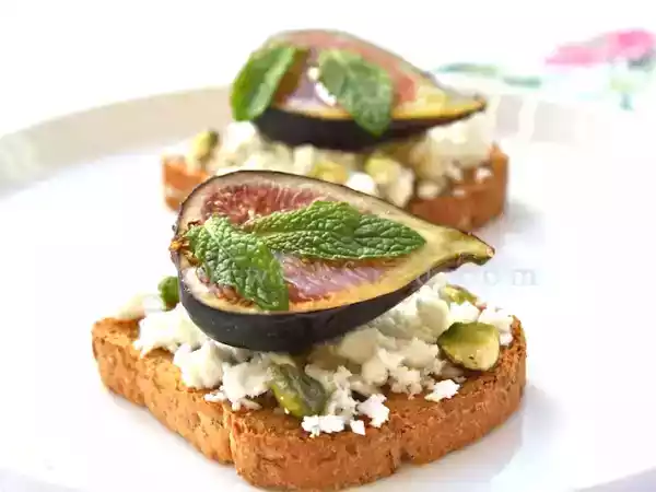 Recipe Fresh figs with feta cheese, pistachio, and honey