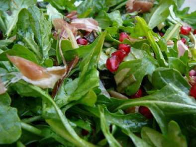 Recipe Mediterranean salad with prosciutto and pomegranate
