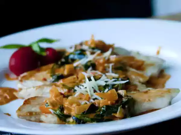 Recipe Creamy spinach vodka sauce and sautéed chicken