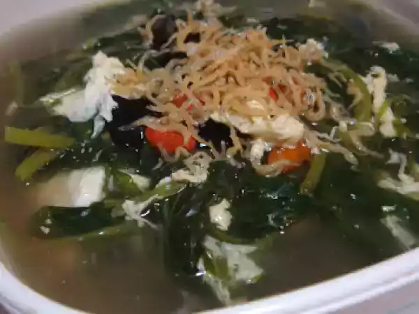 Recipe Spinach soup with century egg