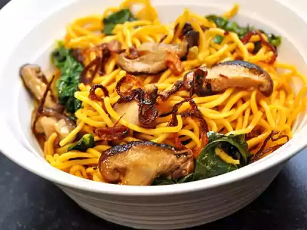Recipe Noodles with chinese kale & shitake mushrooms