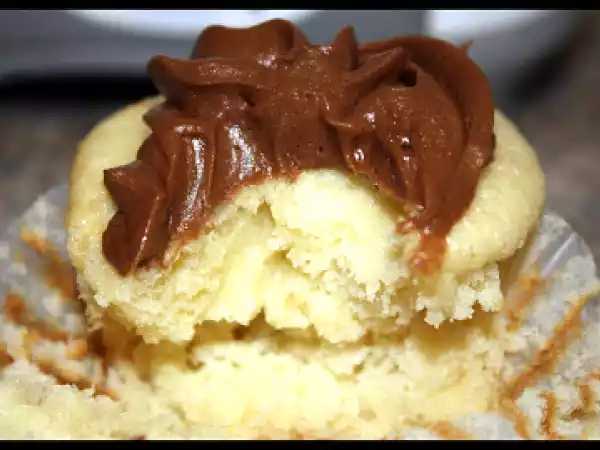 Recipe Classic vanilla cupcakes with sri lanka buttercream