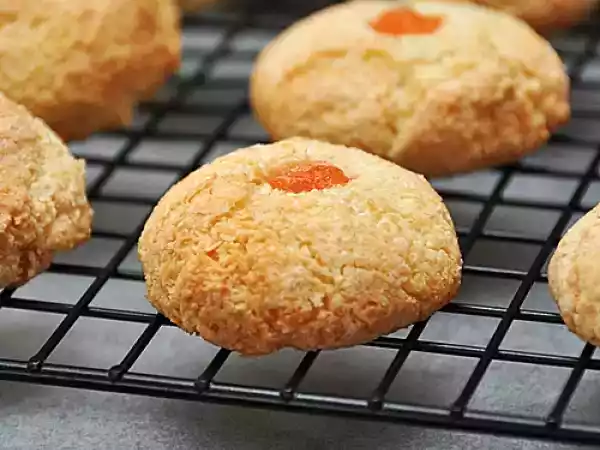 Recipe Coconut, turkish delight & white chocolate macaroons