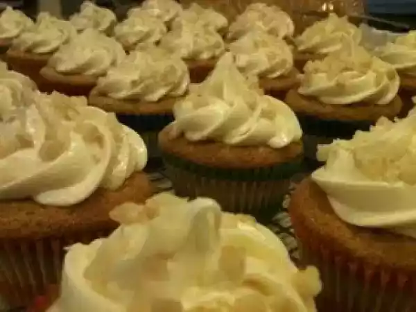 Recipe White chocolate macadamia nut cupcakes with white chocolate buttercream