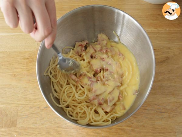 Pasta alla carbonara, the real recipe - video recipe ! - Recipe Petitchef