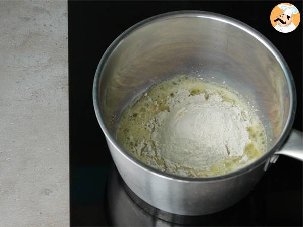 Béchamel sauce, or white sauce - video recipe ! - Preparation step 1