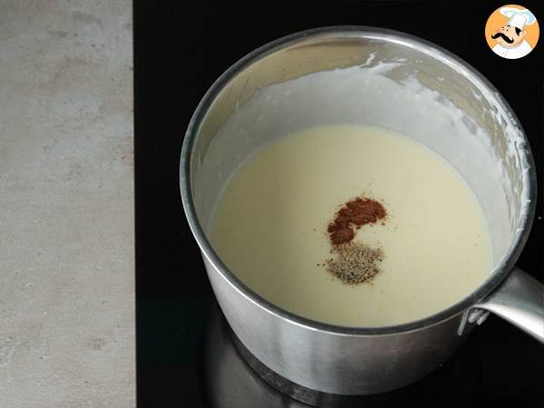 Béchamel sauce, or white sauce - video recipe ! - Preparation step 2